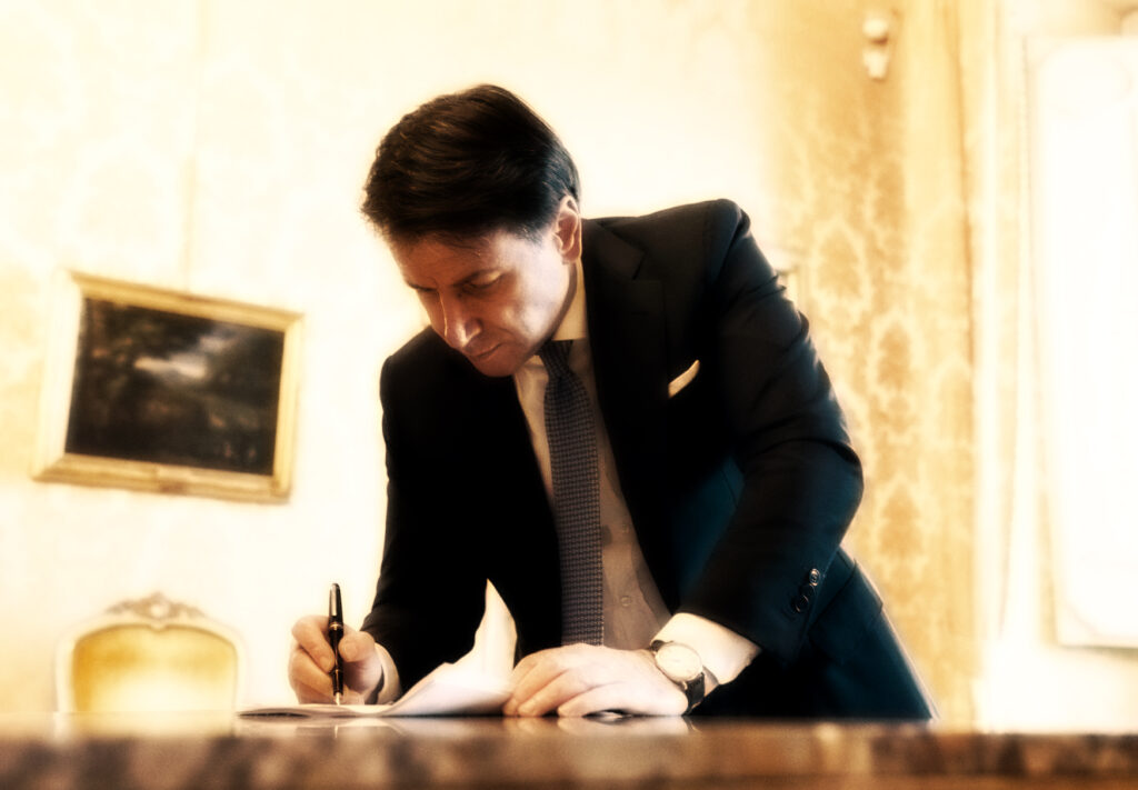 coprifuoco dalle 21 su tutto il territorio nazionale, il Premier Giuseppe Conte firma il decreto, Italia divisa in tre aree