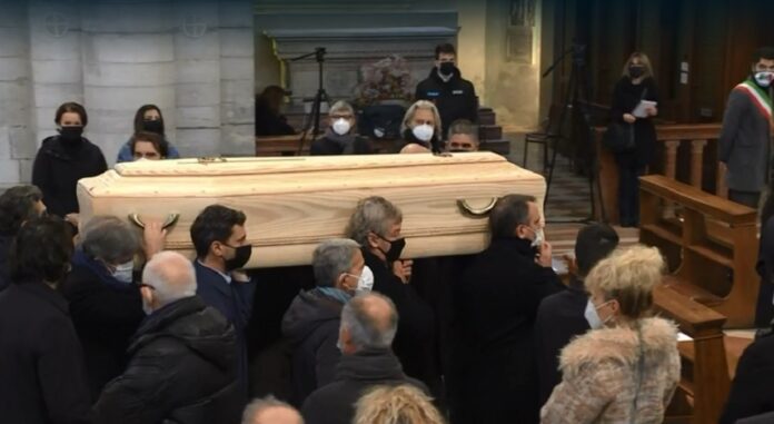 Funerale di Paolo Rossi, alcuni campioni Mundial 82 portano a spalla il feretro nel Duomo di Vicenza